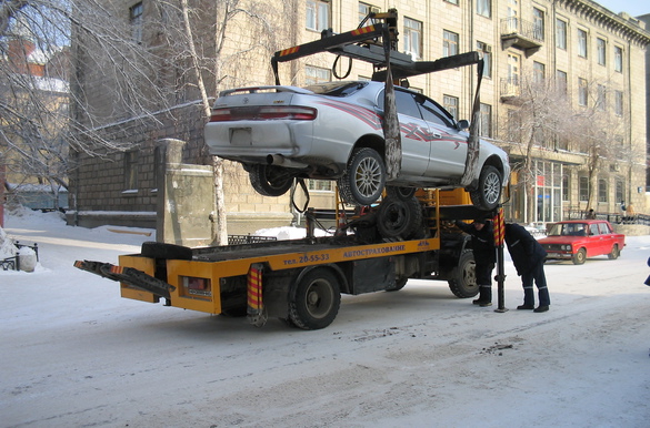 Новосибирск очищают от снега и автомобилей