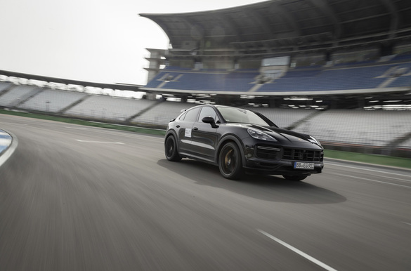 Porsche тестирует прототип новой модели семейства Cayenne