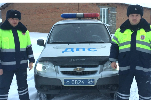 Новосибирские госавтоиспекторы помогли замерзающей на трассе семье