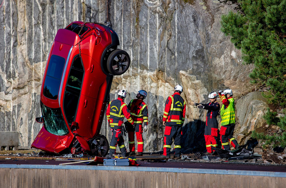 Новый краш-тест от Volvo: падение авто с 30-метровой высоты
