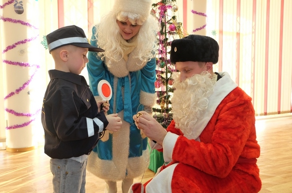 Дед Мороз подарил маленькому новосибирцу костюм инспектора ГИБДД