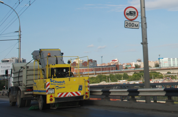 Новосибирские дороги чистят после зимы