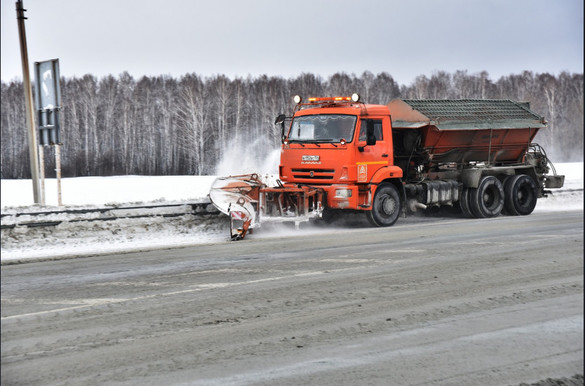 Дороги Новосибирской области в новогодние каникулы расчищают от снега в усиленном режиме