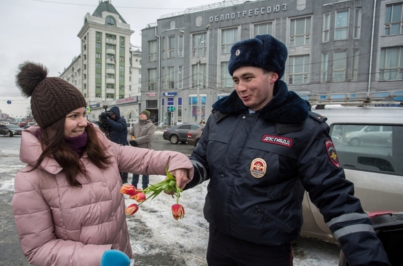 Новосибирские гаишники поздравили автоледи