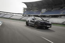 Porsche тестирует прототип новой модели семейства Cayenne