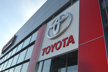 Полугодовые продажи Toyota снизились впервые за два года