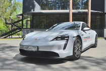 Электромобиль Porsche Taycan догнал в продажах «икону» 911