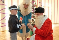Дед Мороз подарил маленькому новосибирцу костюм инспектора ГИБДД