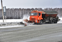 Дороги Новосибирской области в новогодние каникулы расчищают от снега в усиленном режиме