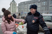 Новосибирские гаишники поздравили автоледи